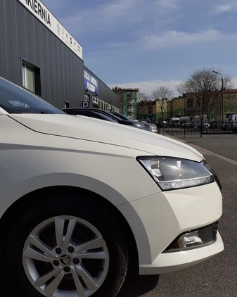 Skoda Fabia cena 43900 przebieg: 142587, rok produkcji 2020 z Pieszyce małe 529
